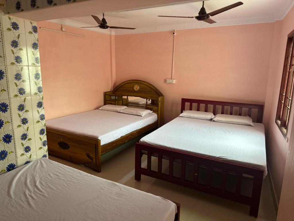 Ένα ή περισσότερα κρεβάτια σε δωμάτιο στο Sarathy Lodge