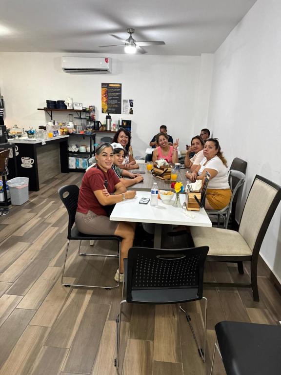 Επισκέπτες που μένουν στο Hotel Cuatro Palmas