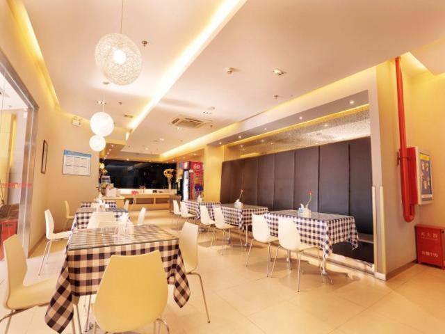 un restaurante con mesas y sillas en una habitación en Jinjiang Inn Langfang Pedestrian Street, en Langfang