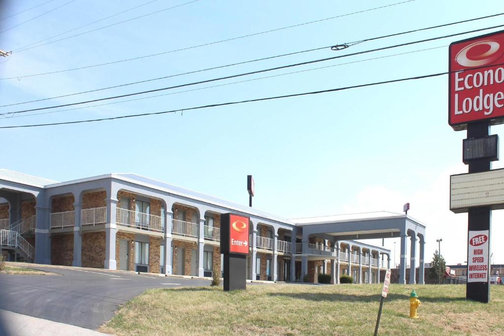 a building with a sign in front of it at Econo Lodge Franklin South in Franklin