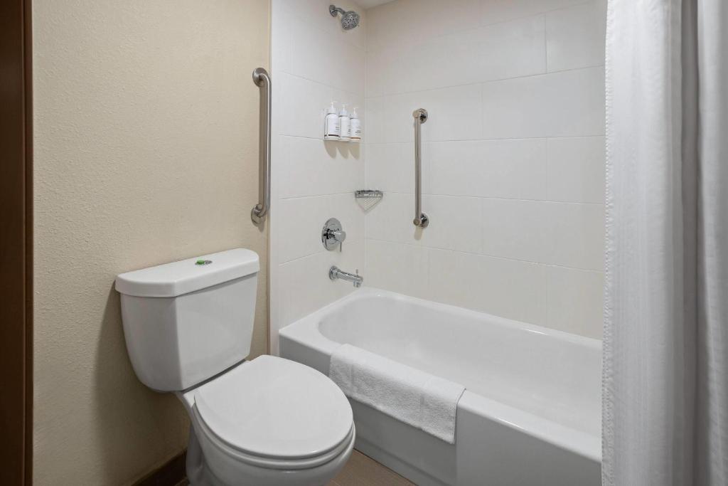 Wingate by Wyndham Pittsburgh New Stanton - Deluxe King Room - Non-Smoking