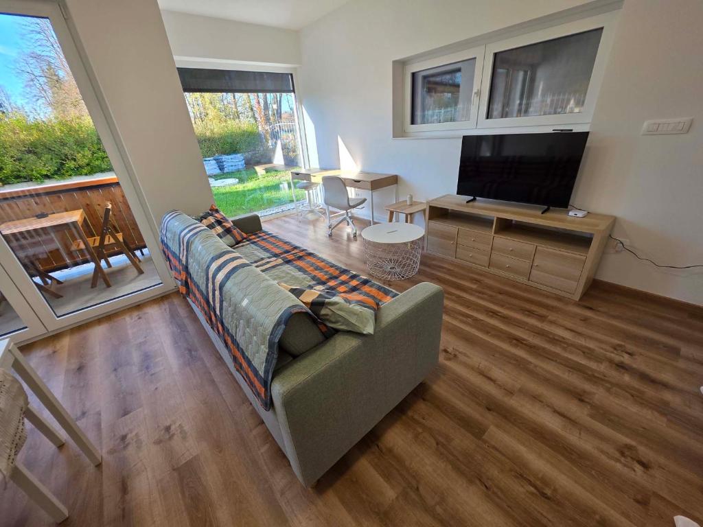 ein Wohnzimmer mit Sofa und Flachbildfernseher in der Unterkunft Vila Brod in Ljubljana