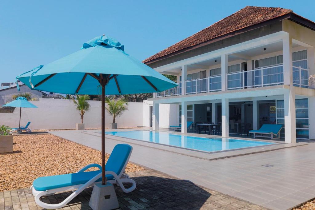 Swimmingpoolen hos eller tæt på Breeze And Tide Villa Hikkaduwa