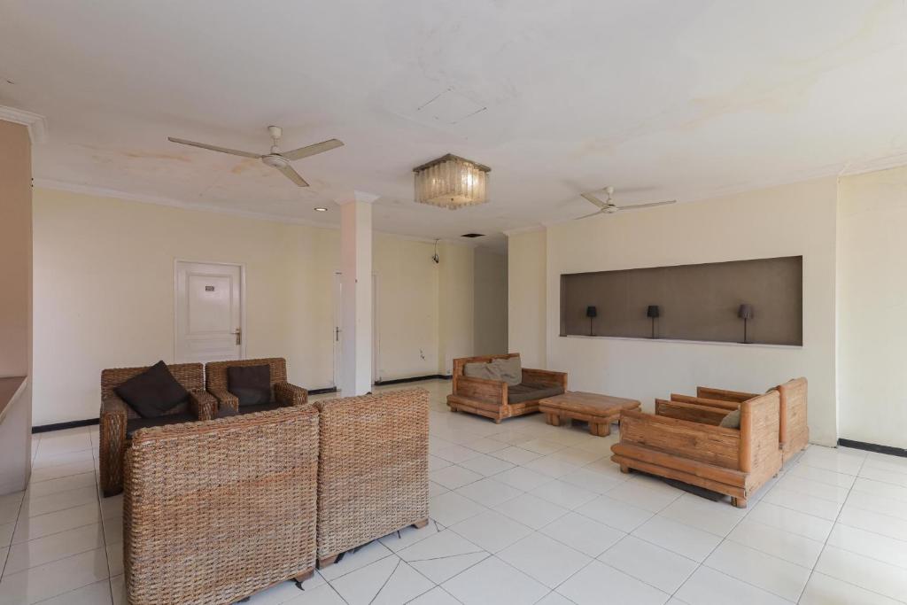 BagongpatarにあるRedDoorz near Gubeng Station Surabayaのギャラリーの写真