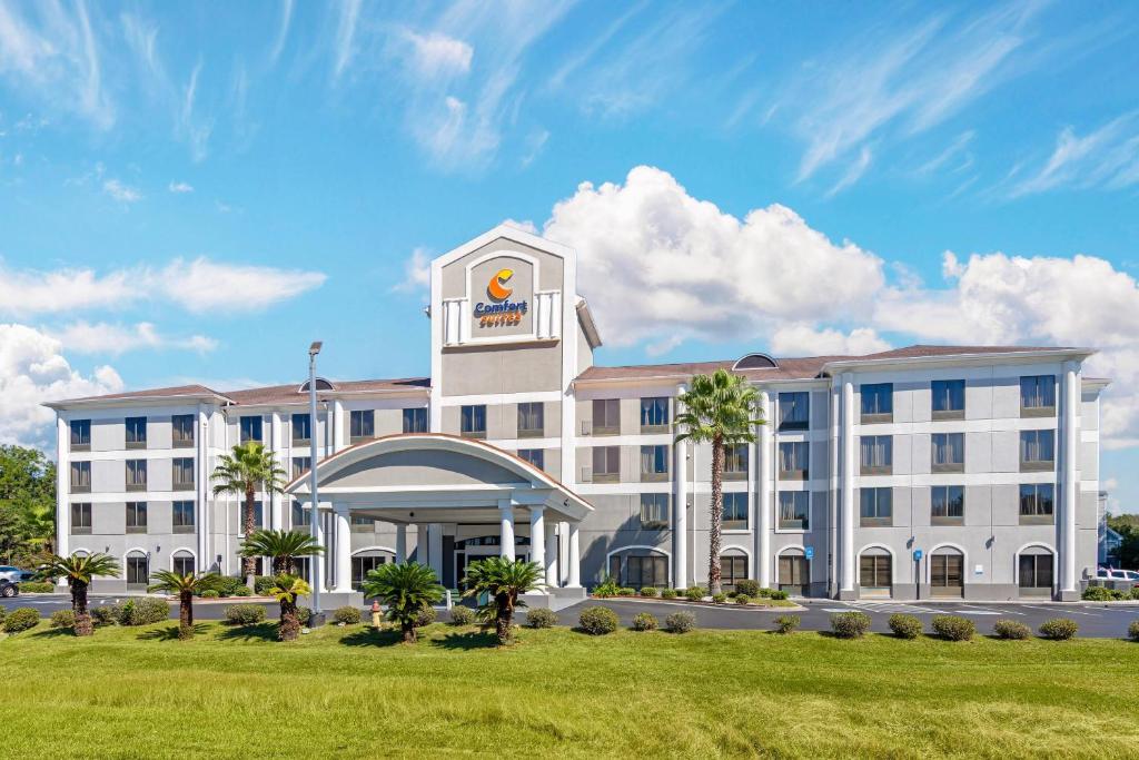 サバンナにあるComfort Suites Savannah Gateway I-95の芝生のホテルです