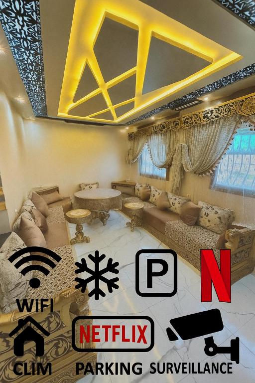 een woonkamer met een bank en een tafel bij Appart Hicham in Tanger