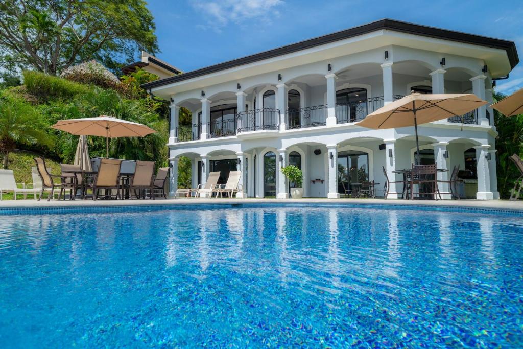 Bazén v ubytování Casa Patron 6 bdrs pool in Los Suenos nebo v jeho okolí