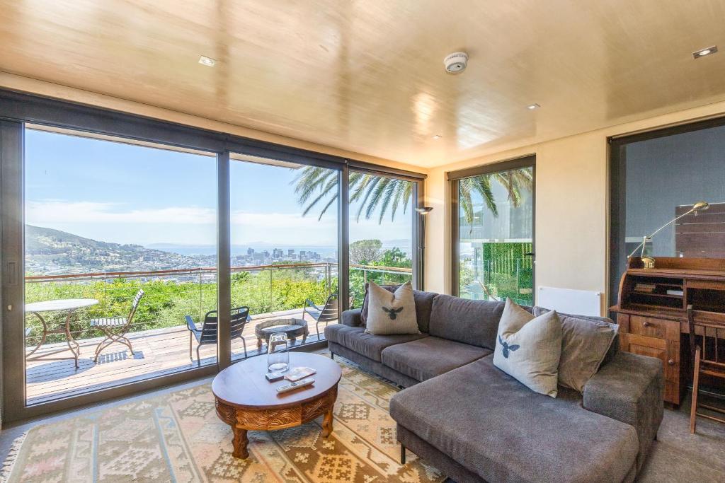 un soggiorno con un divano e un tavolo di Glencoe 40 a Città del Capo