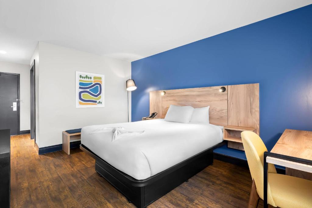 a hotel room with a bed and a table at Park Inn by Radisson, Sydney in Sydney