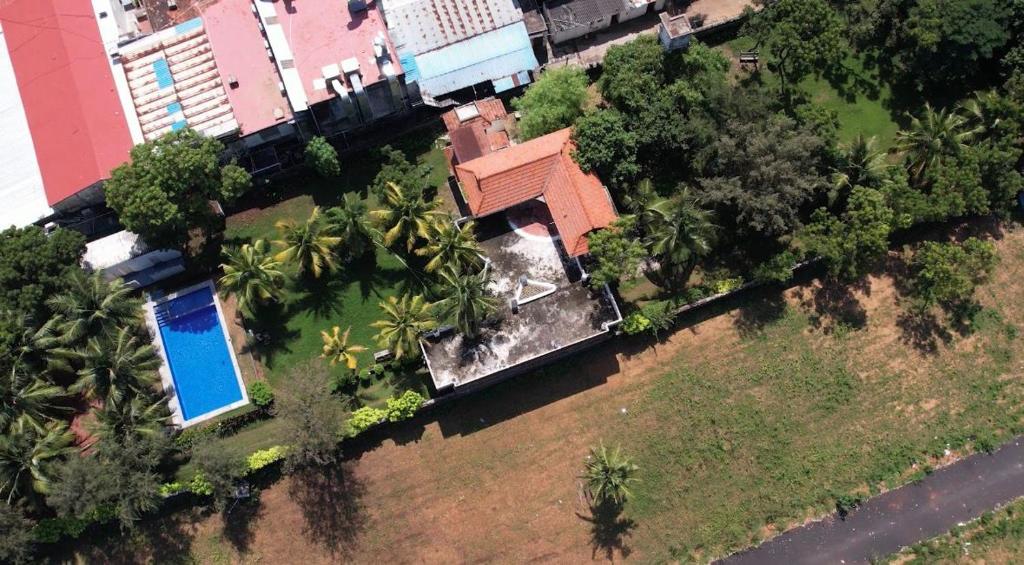 Divu - Azure Opulence Beachfront Villa في مهاباليبورام: منظر جوي لمنزل به حوض سباحة