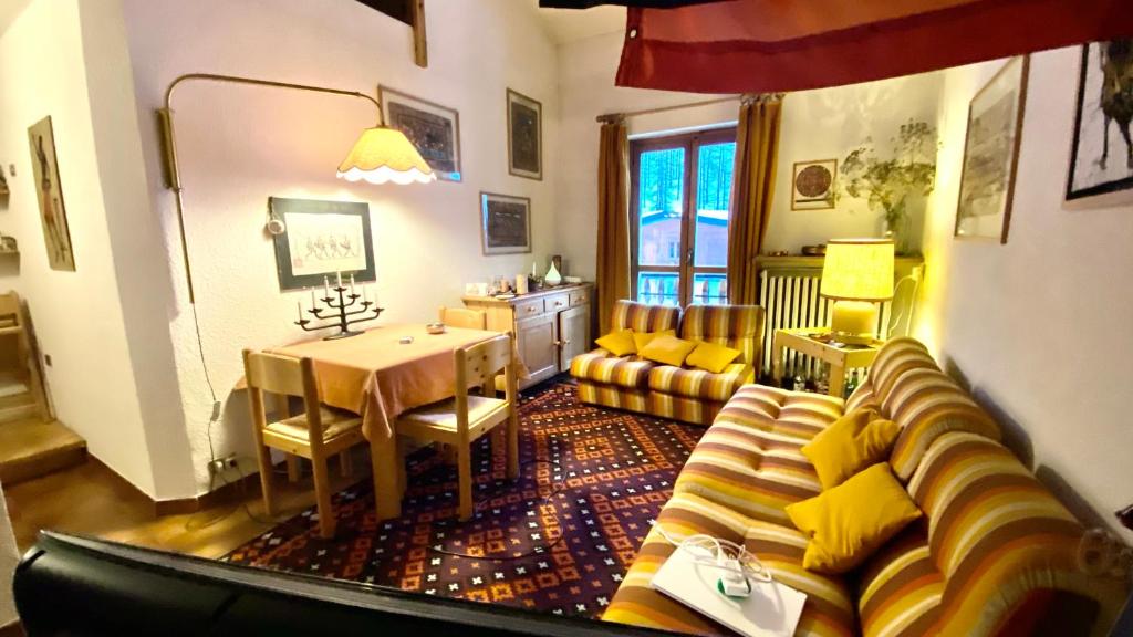 un salon avec un canapé et une table dans l'établissement Facing the Sestriere Ski Slopes, à Borgata Sestriere