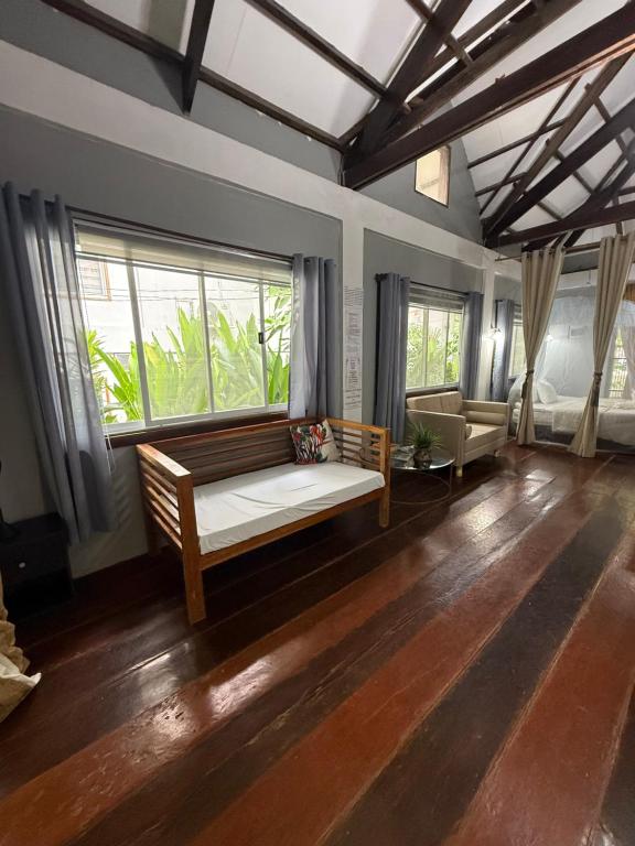 ゼネラル・ルナにあるSiargao Residency by Privacy Groupのリビングルーム(ベンチ、窓付)
