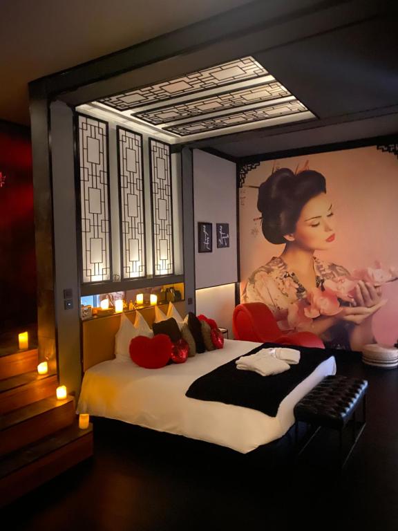 Postel nebo postele na pokoji v ubytování Loveroom intimiste et haut de gamme à 30 min de Toulouse