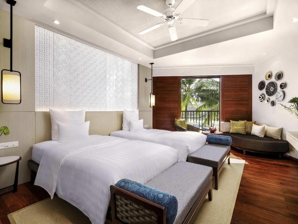 Deluxe Two Single Beds Room with Balcony - High Floor