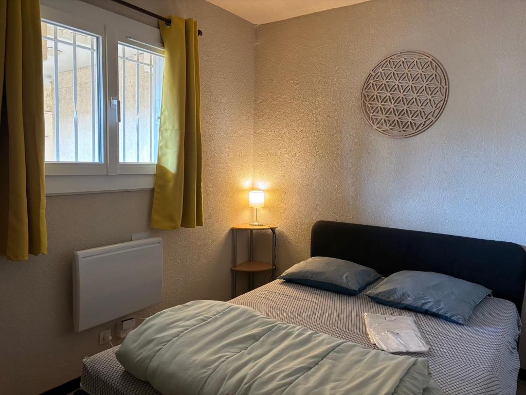 Giường trong phòng chung tại Calanques By Bellavista 300m de la plage - parking - loggia