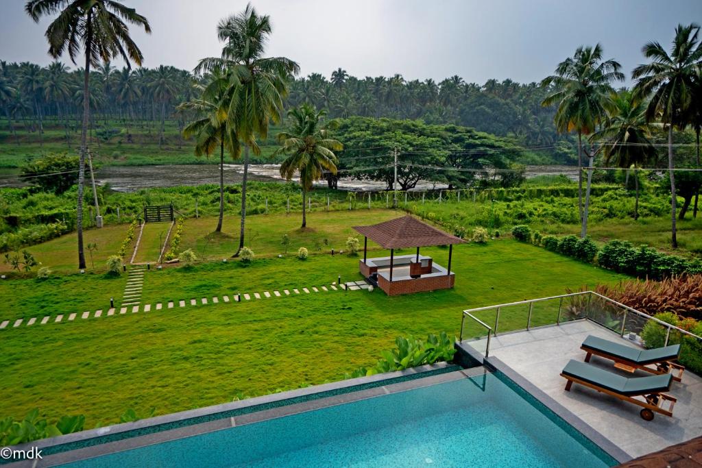 Πισίνα στο ή κοντά στο Pollachi Riverhouse, A CGH Earth Saha experience