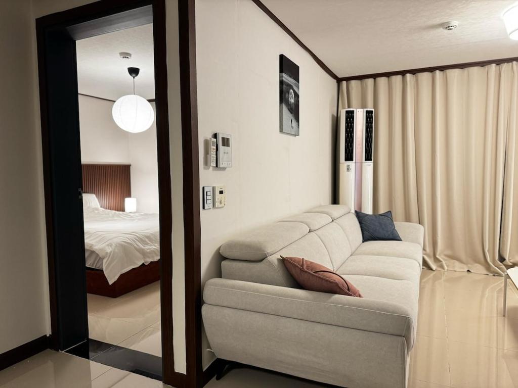 Voodi või voodid majutusasutuse Stay Moonlight N301 Jinju Castle Jinyangho Park Yudeung Museum Jinju National University of Education Jinju Health University Kyungpook National University Jinju Court toas