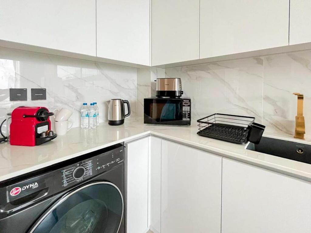 لابی و فضای عمومی Elegant 1BR Unit with Premium Finish - تصویر ۵