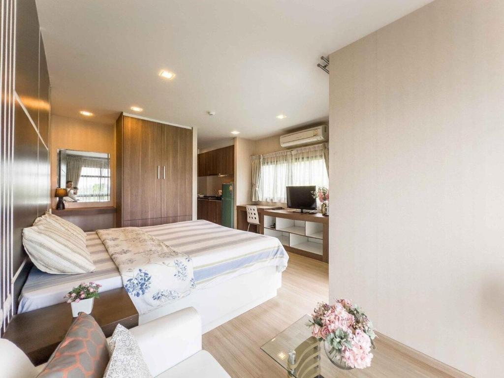 Ένα ή περισσότερα κρεβάτια σε δωμάτιο στο Apartments in the NICE condominium on Bang Tao Beach