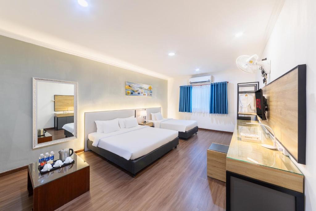 a hotel room with a bed and a television at A25 Hotel - 35 Mạc Thị Bưởi in Ho Chi Minh City