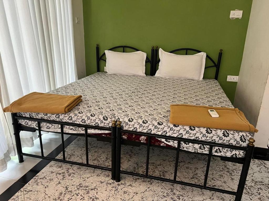 Ένα ή περισσότερα κρεβάτια σε δωμάτιο στο Highland guest house calangute