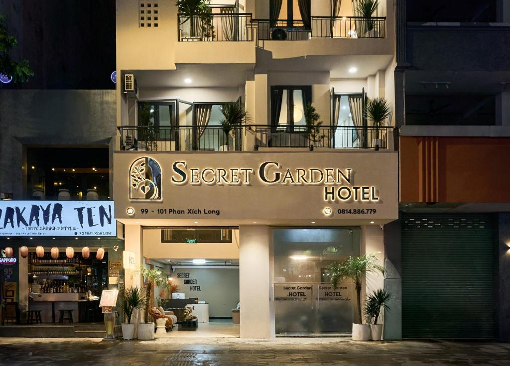 Un edificio con un cartel que dice "Hotel Jardín Secreto" en Secret Garden Hotel Phan Xich Long, en Ho Chi Minh