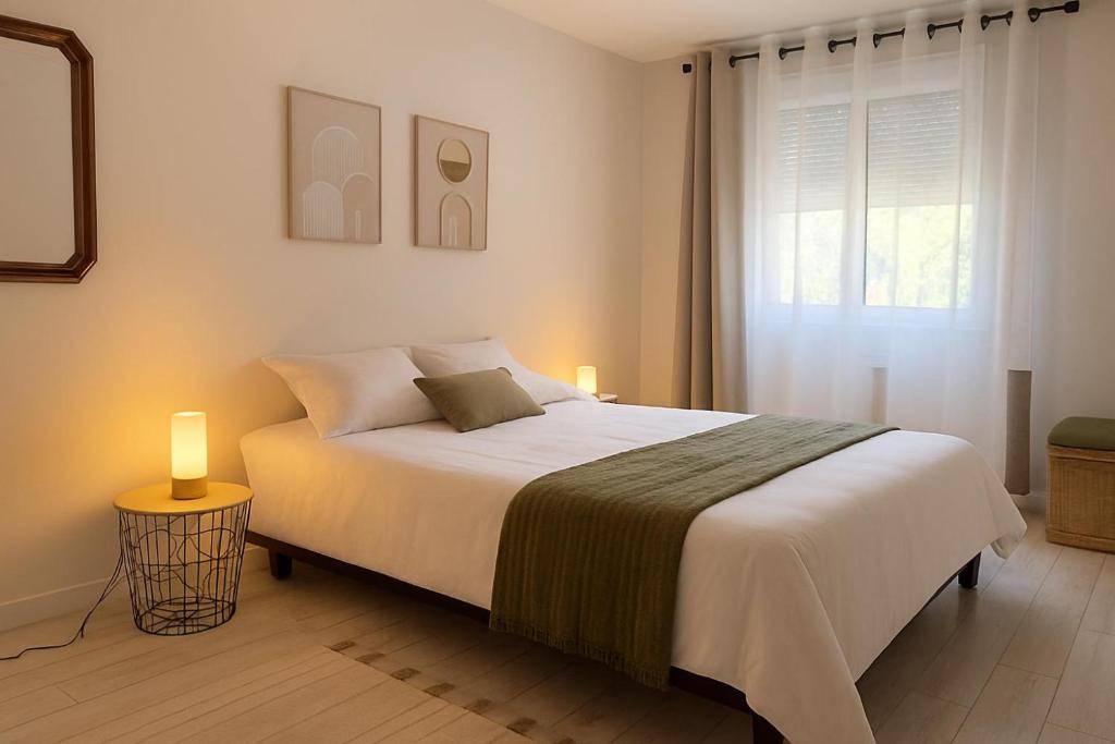 ein Schlafzimmer mit einem großen weißen Bett mit einem Fenster in der Unterkunft LA PROVENCE- 75m2 of Light & Charm, Modern Family apartment, Pool & private Parking near Avignon, Fully renovated with interior-architect design in Le Pontet