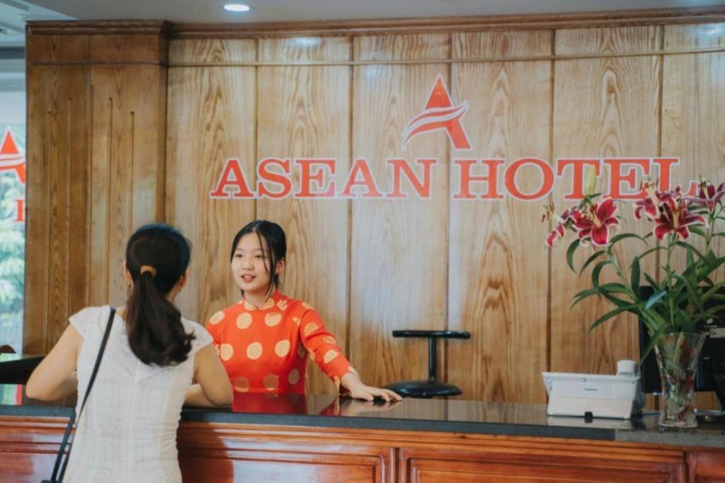 Μέλη του προσωπικού του Asean Hotel