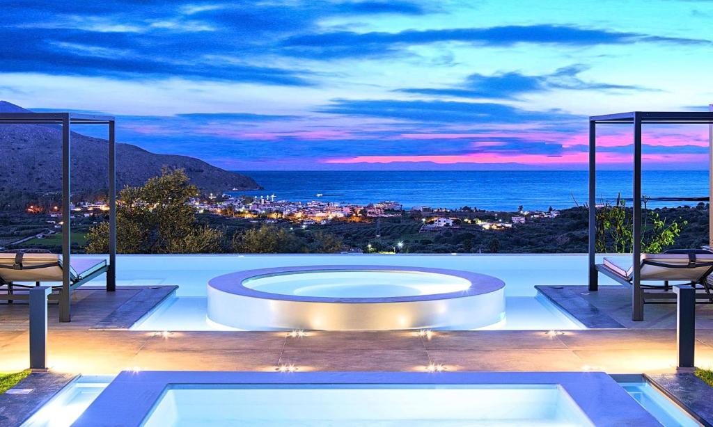 Nespecifikovaný výhled na hory nebo výhled na hory při pohledu z prázdninového domu