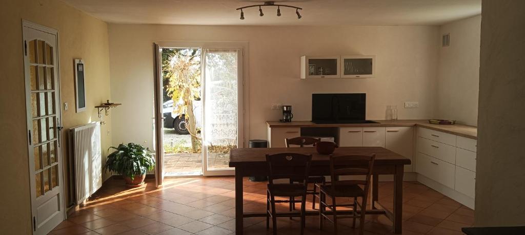 Appartement T2 في مونتوبان: مطبخ وغرفة طعام مع طاولة وكراسي