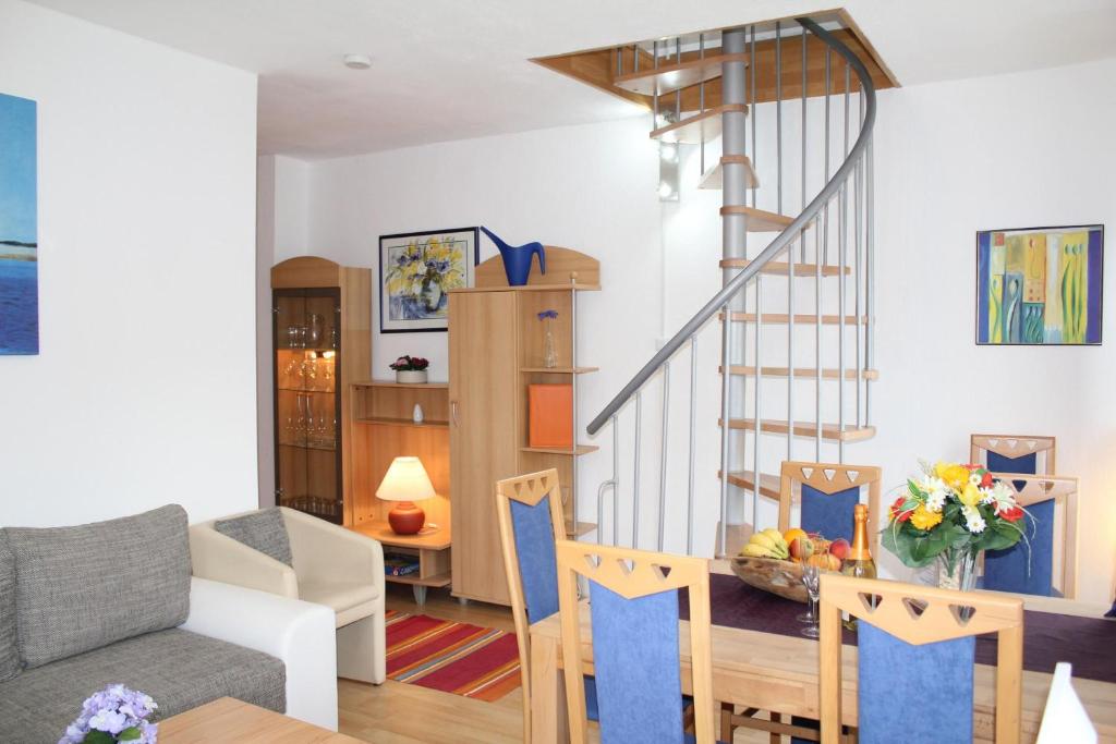 een woonkamer met een trap en een tafel bij Ferienwohnung Daun in Daun