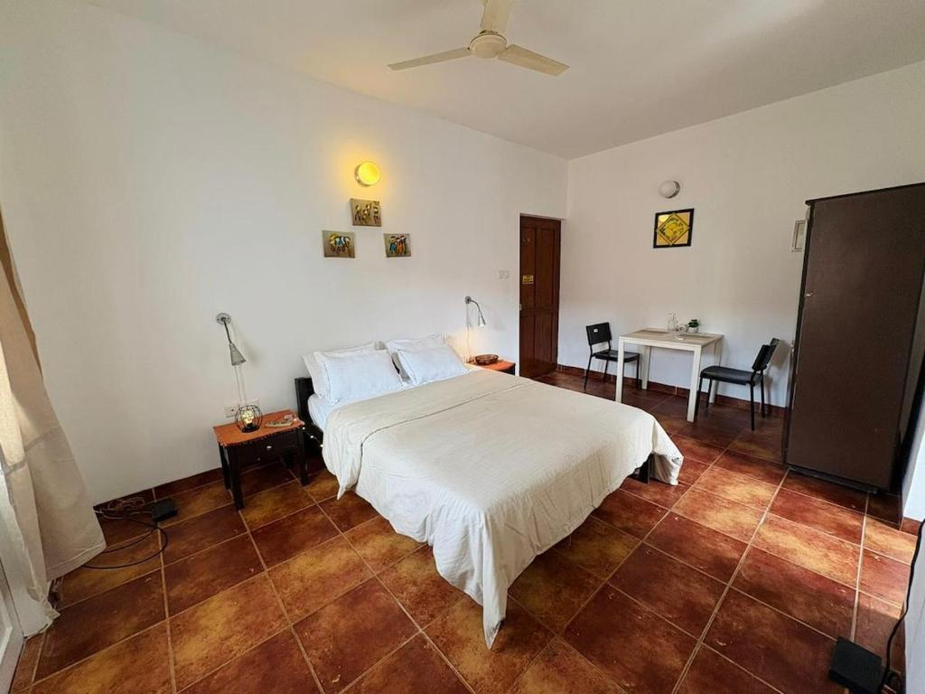 Giường trong phòng chung tại Firefly Studio Apartment