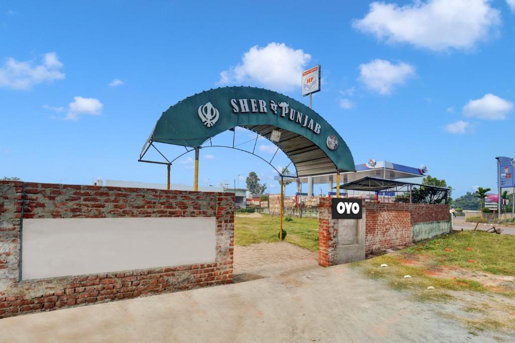 una gasolinera con un cartel en el costado. en Super Hotel O SHER ऐ PUNJAB, en Dhanbād