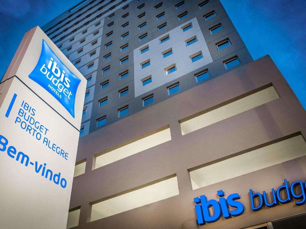 ポルト・アレグレにあるibis budget Porto Alegre - Super Econômicoの看板が目の前にある病院