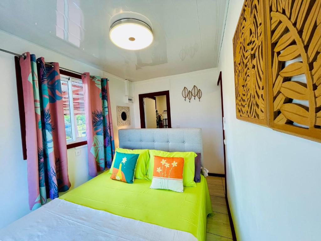 Una cama o camas en una habitación de Le HAVAII Beach Lodge