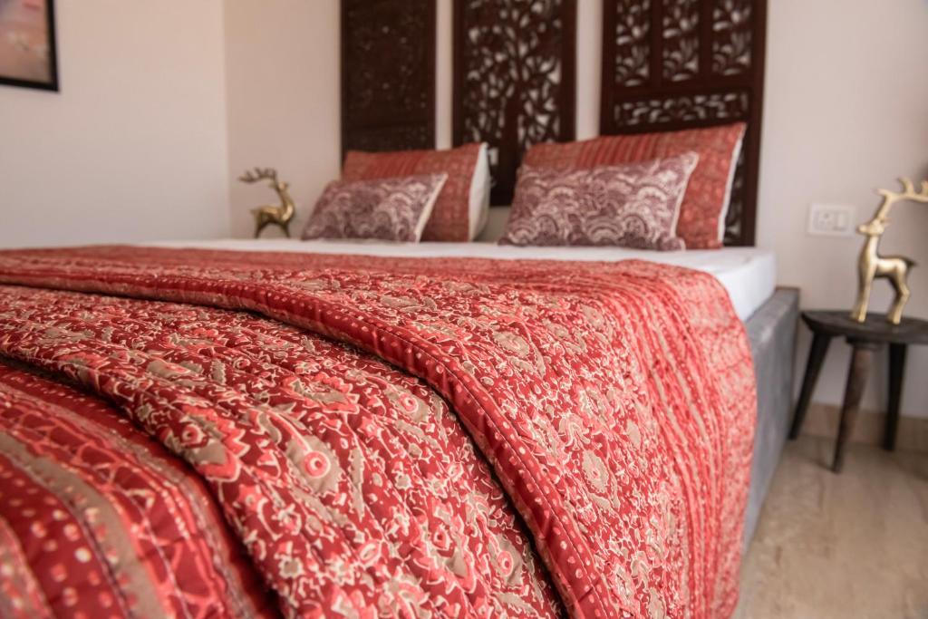 Postel nebo postele na pokoji v ubytování Artistic Haven 1BHK Apartment, Vrindavan