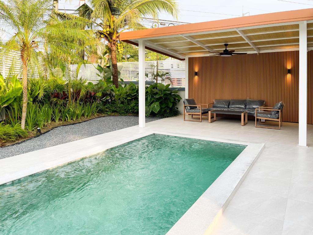 Bazén v ubytování Lilly Pool Villa near Krabi Airport with Free Airport Shuttle nebo v jeho okolí