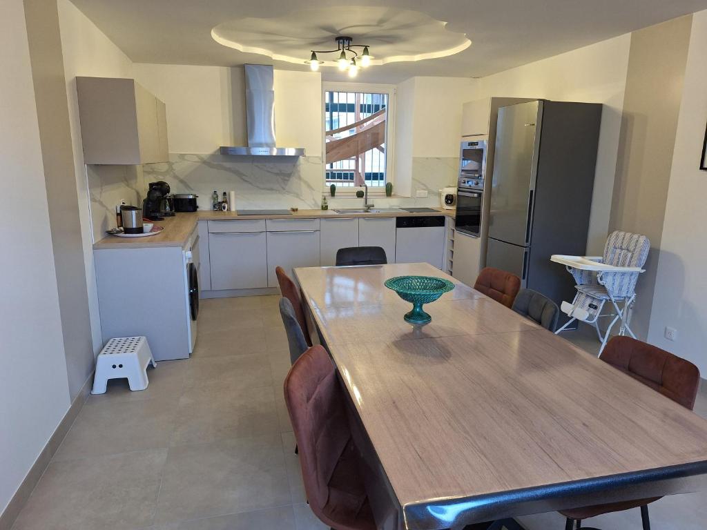 ベルジェール・レ・ヴェルテュにあるGite en Champagneのキッチン(木製ダイニングテーブル、椅子付)