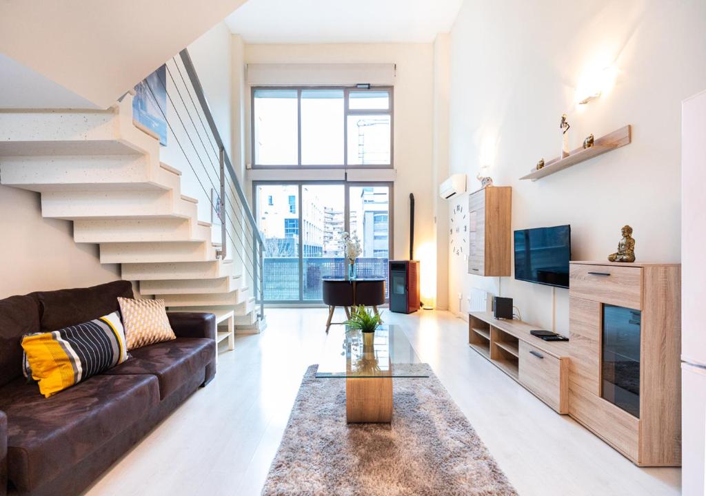 Et tv og/eller underholdning på Oshun Sanchinarro Seasonal Living Lofts