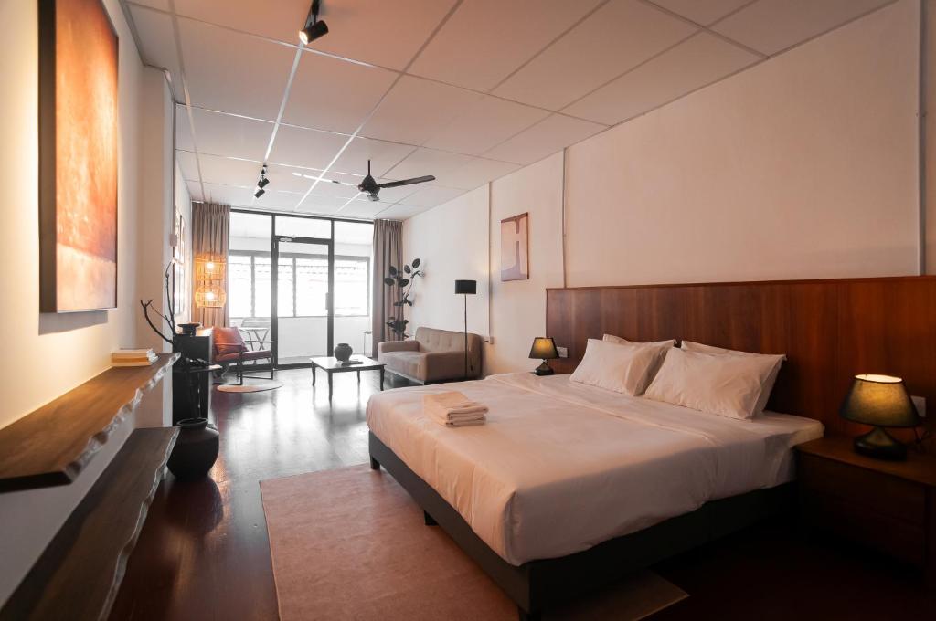 Postel nebo postele na pokoji v ubytování Aayu Church St - 7 mins to Esplanade, George Town