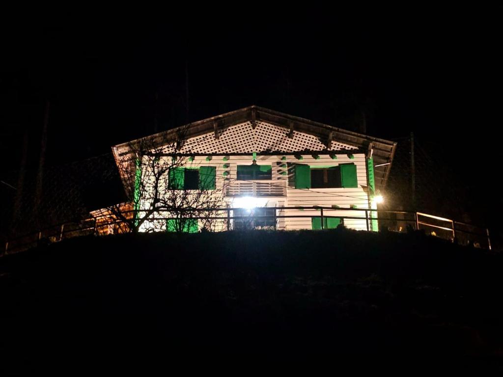 Budova, kde se chata nachází