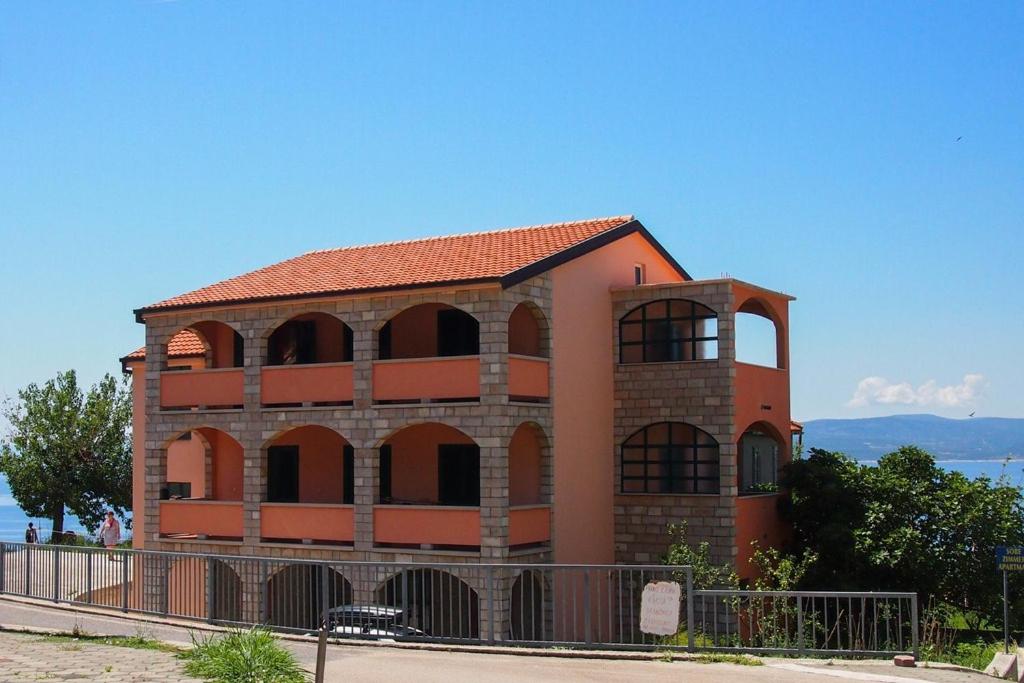 un gran edificio de ladrillo con techo rojo en Vila Filip, en Brela