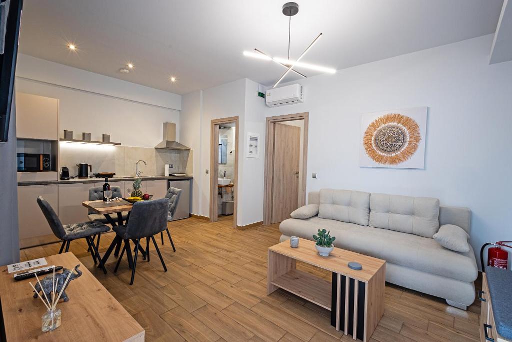 un salon avec un canapé et une table dans l'établissement Gina's Apartments, à Spáta