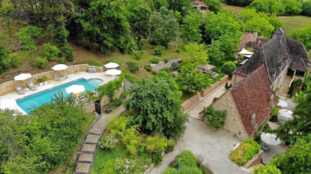 una vista aerea di una casa con piscina di La Tour de Cause a Castelnaud-la-Chapelle