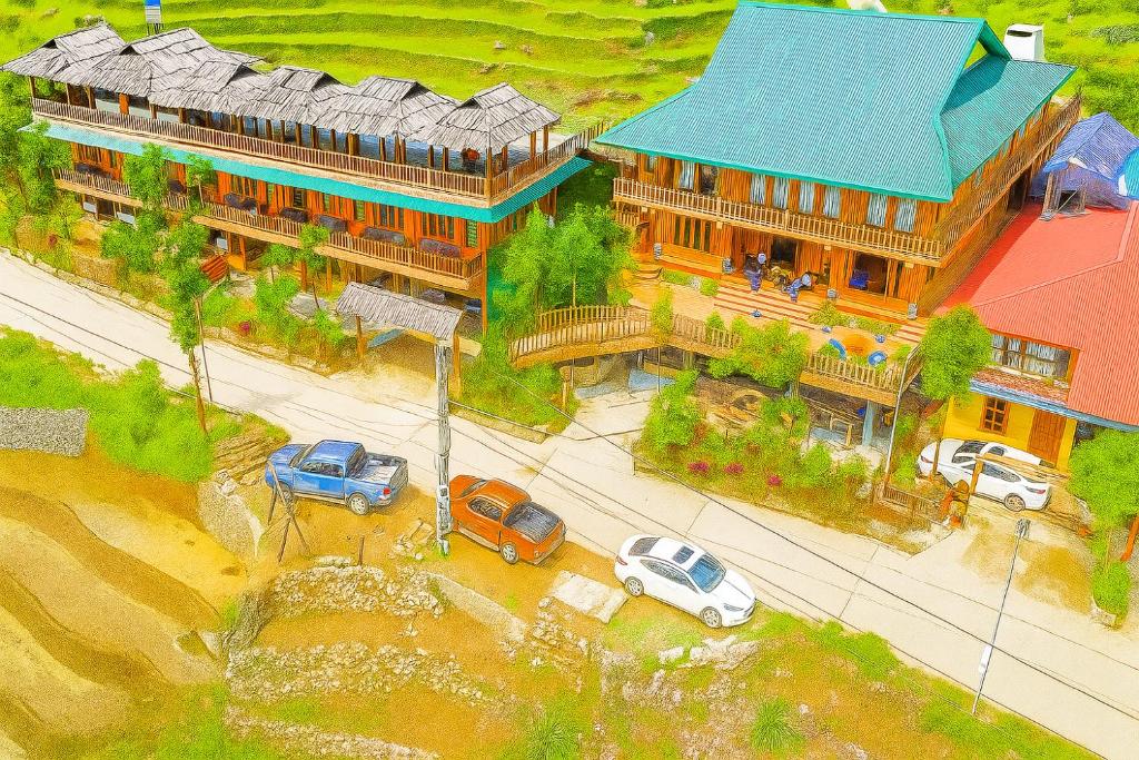 Un modelo de un edificio con coches aparcados delante. en Hmong Wooden Home, en Sa Pa