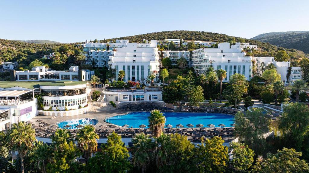 eine Luftaufnahme eines Resorts mit Pool in der Unterkunft Bodrum Holiday Resort & Spa in Bodrum City