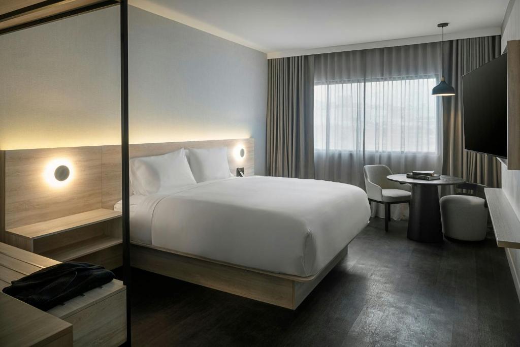 AC Hotel by Marriott San Luis Potosi - Habitación Estándar King Con Vistas A La Ciudad