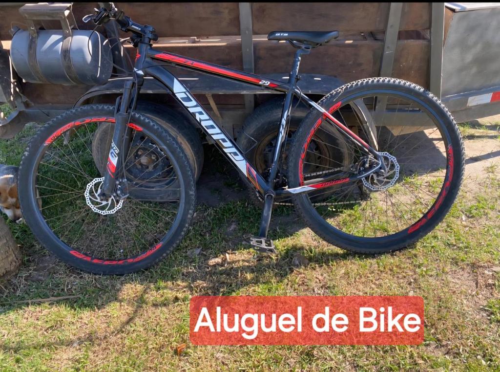 una bicicletta parcheggiata nell'erba accanto a un edificio di Marea Home ad Arraial do Cabo