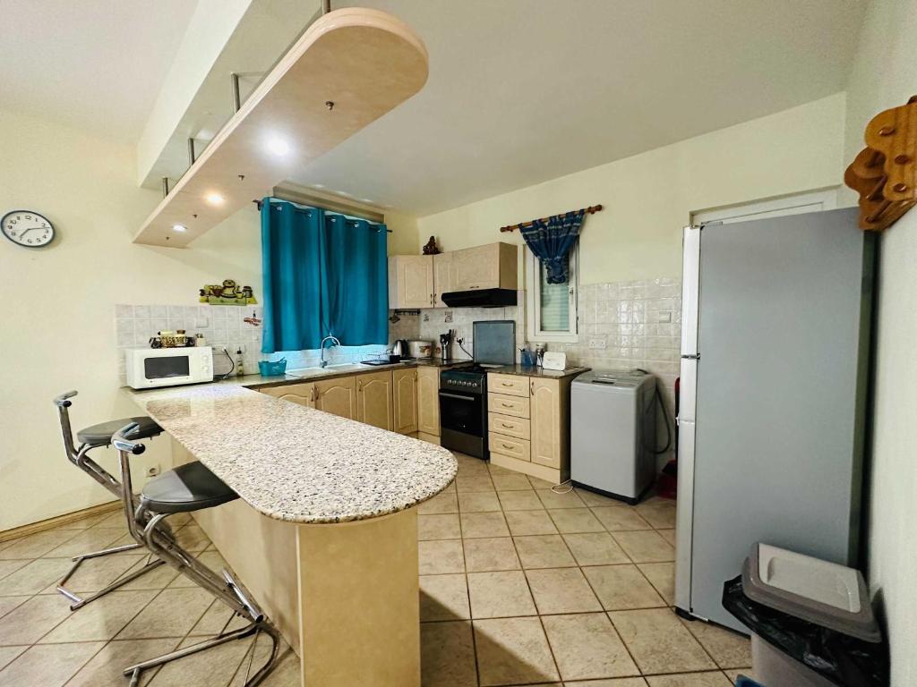 Kuchyň nebo kuchyňský kout v ubytování Villa Ray Manta 3-Bedroom 5mins Walk to Beach - LB1