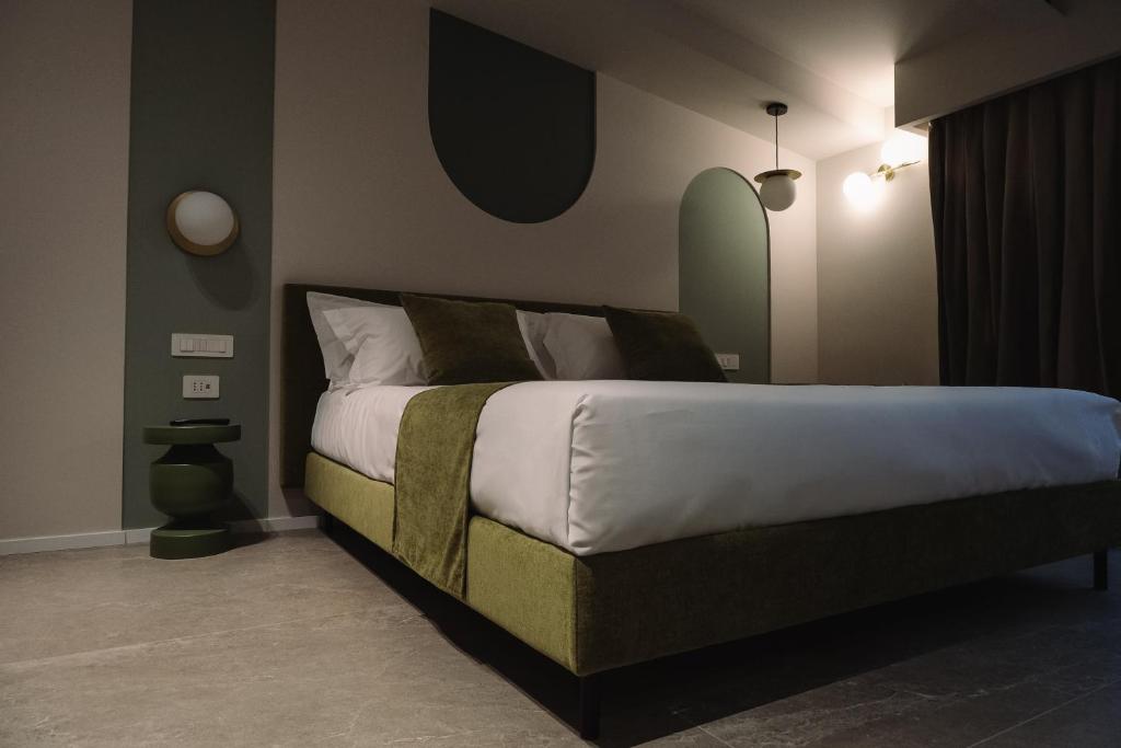 une chambre avec un grand lit dans une pièce dans l'établissement CA' DO' Guest House, à Matera